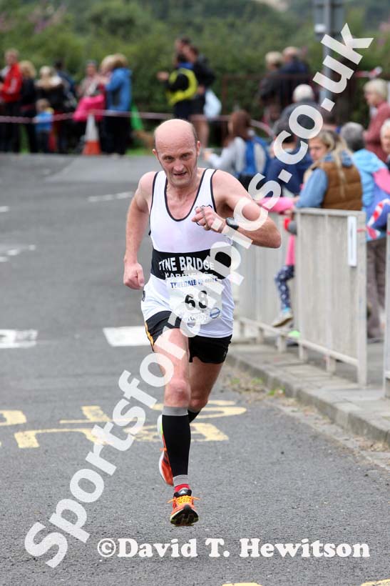 Steve Cairns (Tyne Bridge) finishing the Tynedale Jelly 10 Road Race. Photo: David T. Hewitson/Sports for All Pics